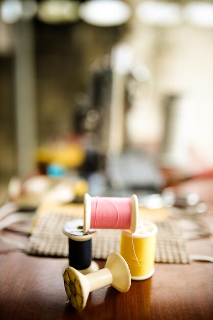 atelier broderie, masa cu ațe și ace